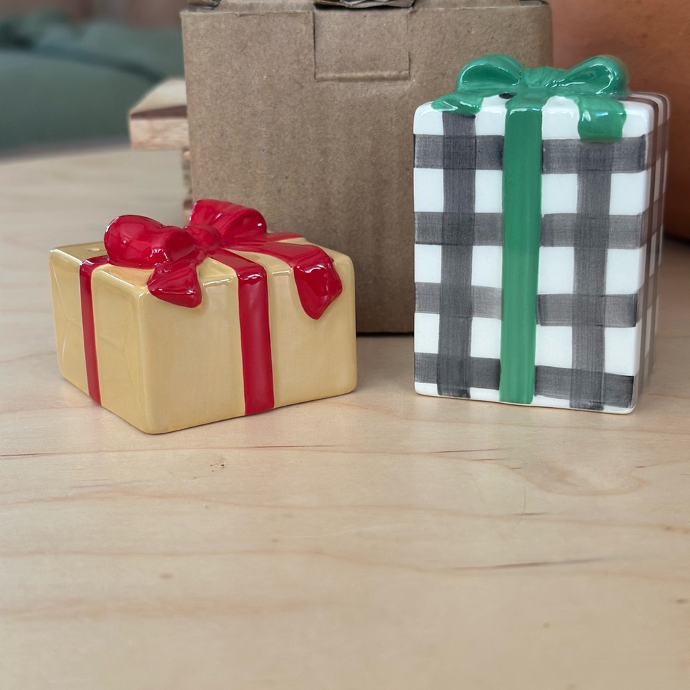 Hallmark S&P shakers black white Plaid and Gold presents Decorations w box